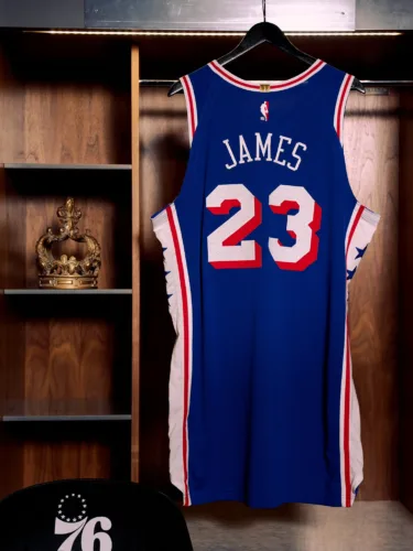 76ers celebrating LeBron with photo